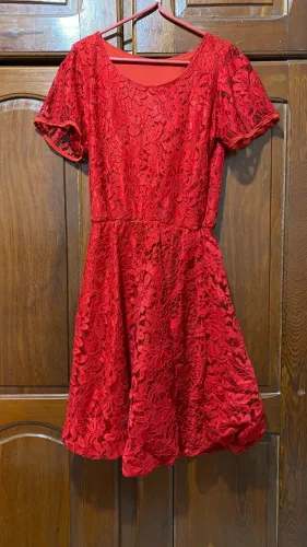 Vestido Vermelho de Renda - Elegante e Romântico