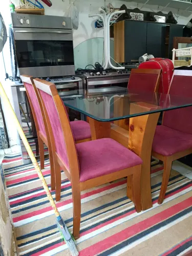 Mesa de jantar de madeira com tampo de vidro quatro cadeiras