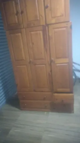 vendos movies e um quarda-roupa de madeira antigo em bom estado