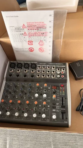 Mesa de Som Behringer Xenyx 1202SFX - 12 Canais