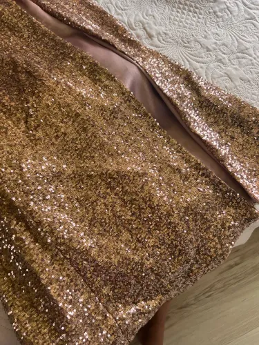? Vestido dourado de paetê à venda ?