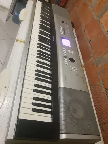Piano Yamaha dgx520 com defeito