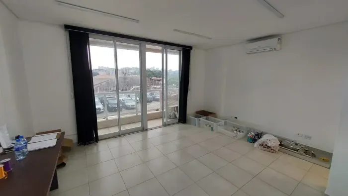 Escritório para locação a 100m da Av. Braz Leme, com 41m², ar condicionado, 2 banheiros e 