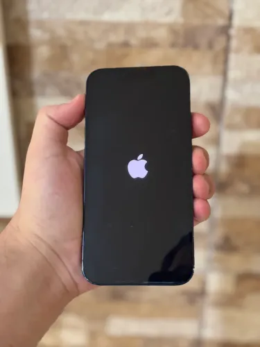 iPhone 13 128GB Preto (Meia-Noite) em bom estado