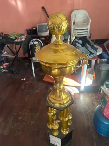 Troféu de ferro e 1 metro e 50 de altura