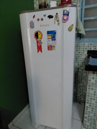 Vende-se uma geladeira esmaltec 245litros