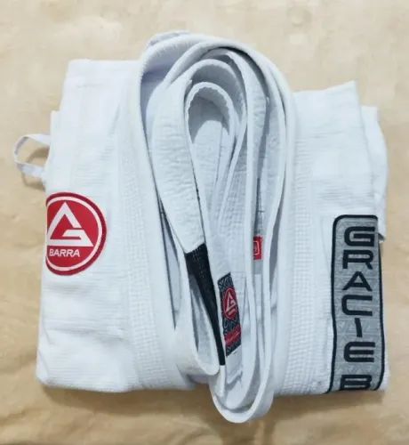 A4 (NOVO) Kimono Gracie Barra Jiu Jitsu GB1 V2 + Faixa branca (4 usos)