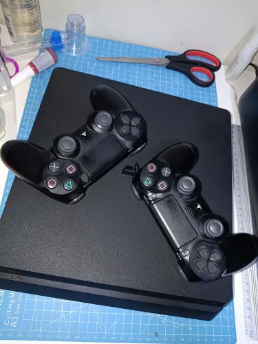 PS4 + 2 controles originais + 2 jogos