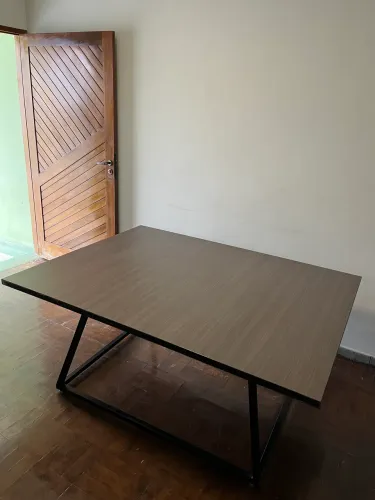Mesa Estilo Industrial com Tampo Robusto de 3cm - Estado de Nova!