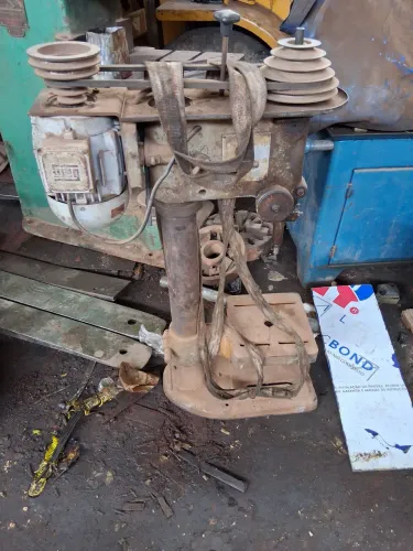 Furadeira de coluna motor trifasico
