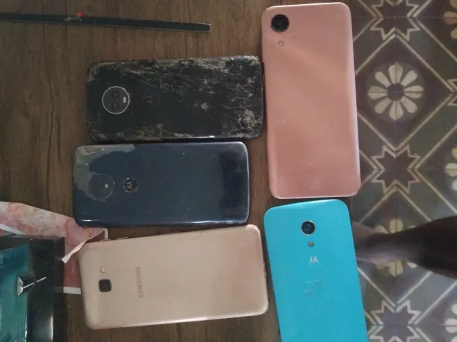 celulares. Para a retirada de peças