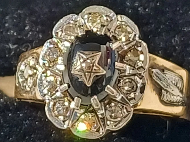 Raro anel de formatura ouro 18k com 10 brilhantes e pedra onix 7,6g Magistério 