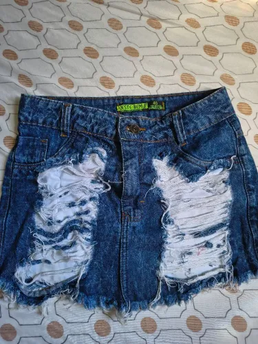 Vendo, saia jeans, numeração 40, estilo rasgada na frente, 20 reais.
