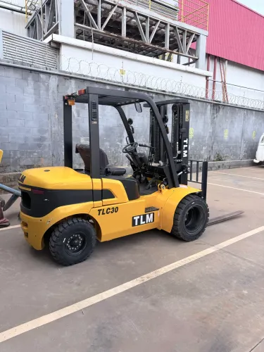 Empilhadeira Seminova TLM TLC30 4 Ton