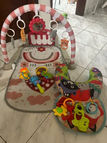 Tapete infantil bebê com piano musical, móbile, brinquedos sensoriais e almofada de apoio.