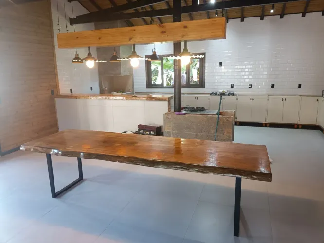 Mesas com bordas orgânicas estilo industrial
