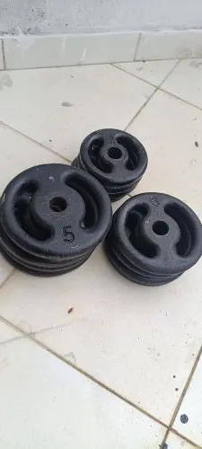 Kit Musculação 40kg + Banco Reto + Barra reta e 2 Barras de Halter