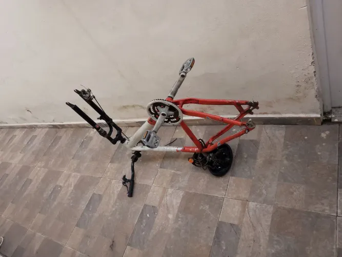 Vendo quadro de bicicleta alumínum com guidão e suspensão dianteira , 60 reias