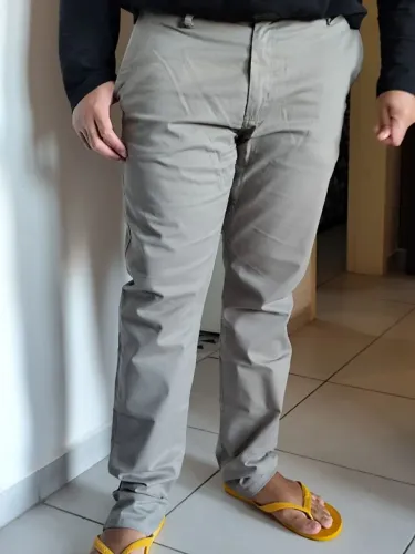 Calça de sarja cinza