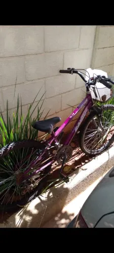 Vendo bicicleta aro 26.Esta com três raios quadrados.