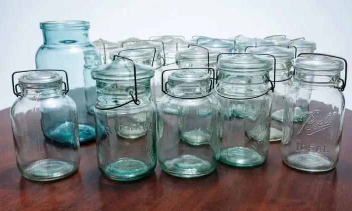 Acervo Histórico: Potes de Vidro Vintage com Selos de Autenticidade (Décadas 50-70)