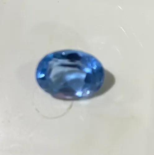 Topázio azul extra limpo em formato de oval pesando exatamente 9 ct