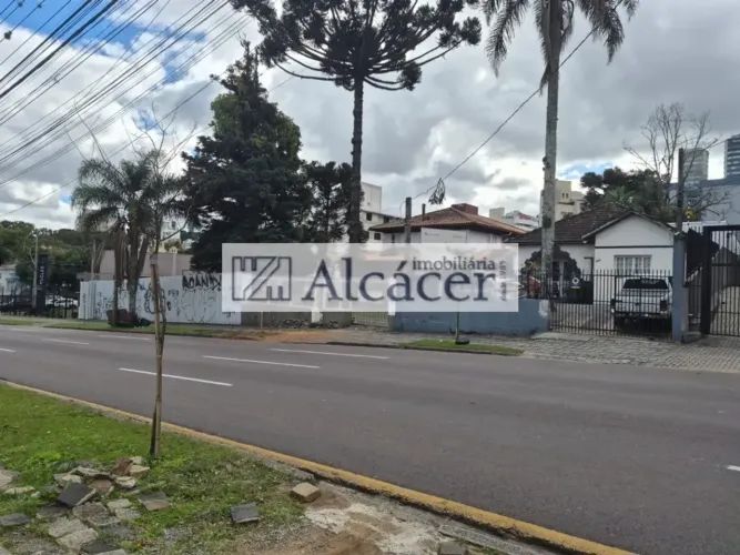 Imóvel para venda possui 2870 metros quadrados em Mercês - Curitiba - PR