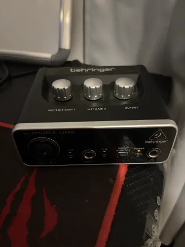 Interface de áudio Behringer UM2