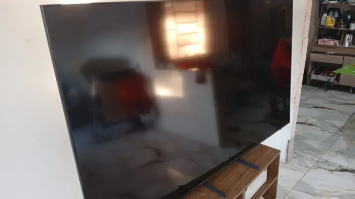TV Samsung 75? Crystal UHD para peças - Liga normal, tela quebrada