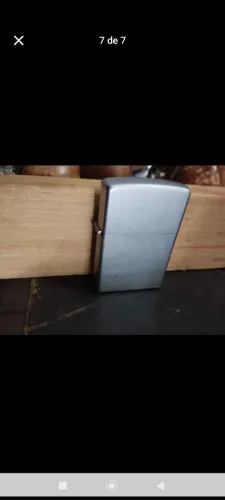 Isqueiro antigo a querosene Zippo, funcionando.