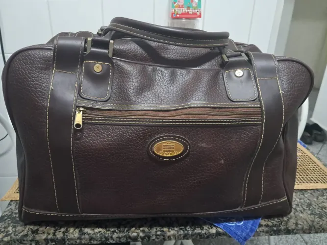 Mala de viagem de couro.