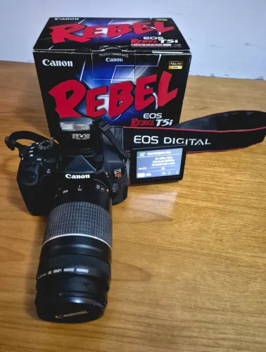 Câmera Canon T5i com lente EF 75-300 e Estojo canon<br><br>1:4-5.6 II<br>1:4-5.6 II