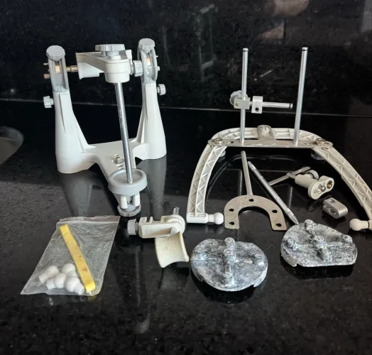 Articulador semi-ajustável odontológico