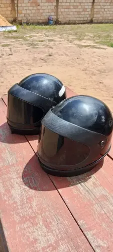 Vendo dois capacetes quebra galho barato