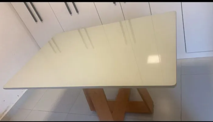 Vendo mesa com tampo de vidro 80x1 três meses de uso sem avarias, $500 , sou de Jacareí 