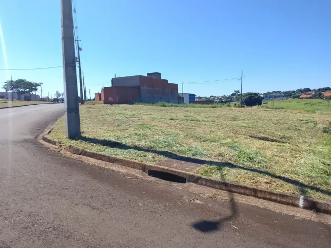 Terreno de Esquina em Condomínio Fechado