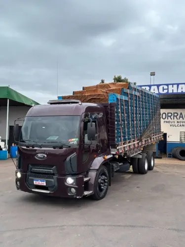 FORD CARGO 2428 - ANO 2011 / MODELO 2012 Caminhão para quem procura segurança, procedência