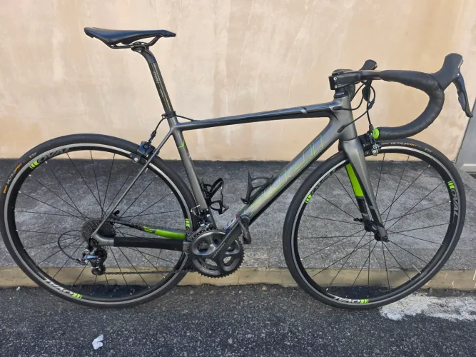 Bicicleta Road Fuji de carbono, 11 velocidades.