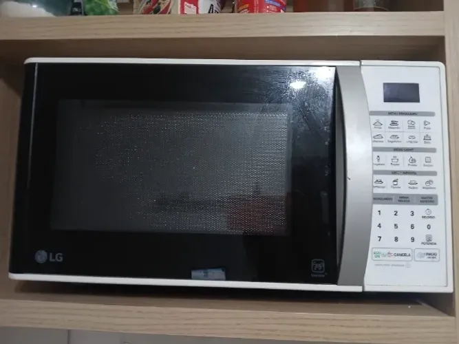 Micro-ondas LG EasyClean para conserto - OPORTUNIDADE