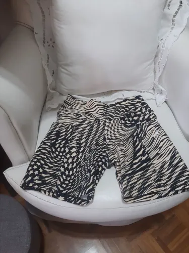 Short tamanho G. Marca Top Fitness. Bolsos laterais. Cós alto. Bege e preto. 