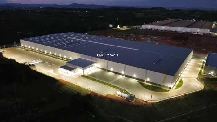 Galpão Industrial de Alto Padrão para Locação em Pouso Alegre-MG - Bairro Algodão: 6 Salas