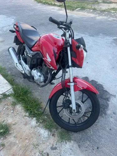 Moto extremamente nova e conservada e pouco rodada. De casa pra o trabalho
