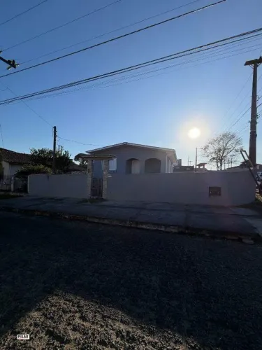 Casa com 03 dormitórios para aluguel no bairro Pinheirinho