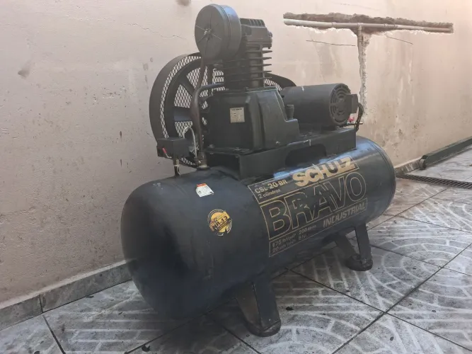 Compressor marca SCHULZ modelo CSI20BR tanque 200lts para 175 libras