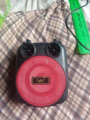 CAIXINHA DE SOM, BLUETOOTH E COM SUPORTE PRA CELULAR!!