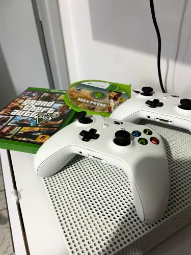 Xbox one s 1T com dois controles e gta V