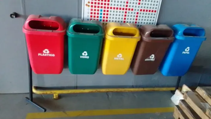 Conjunto para Coleta Seletiva com 4 cestos de 50 litros