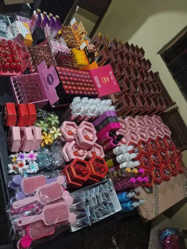 Vendo lote de maquiagem para revenda 