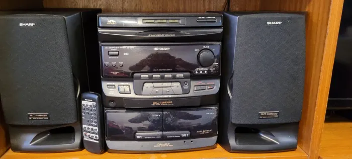 Aparelho de som sharpp com rádio, CD e toca fitas.