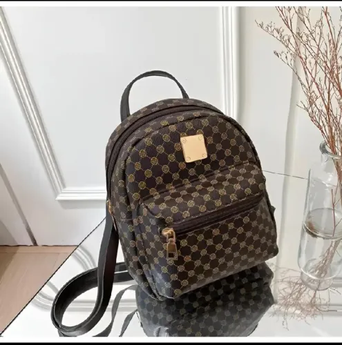 Couro Sintético Estampadamochila Marrom com Detalhes Rosé e Bolsos (a pronta entrega)